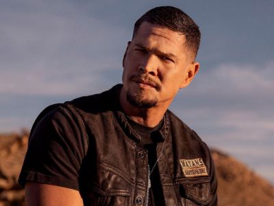JD Pardo is posing on a black sleeveless leather jacket in the picture.